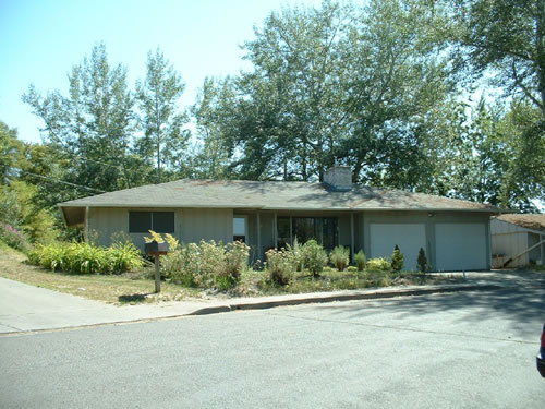 Exterior picture of the three-bedroom house on 1260 Hillside Drive in Pullman, Wa